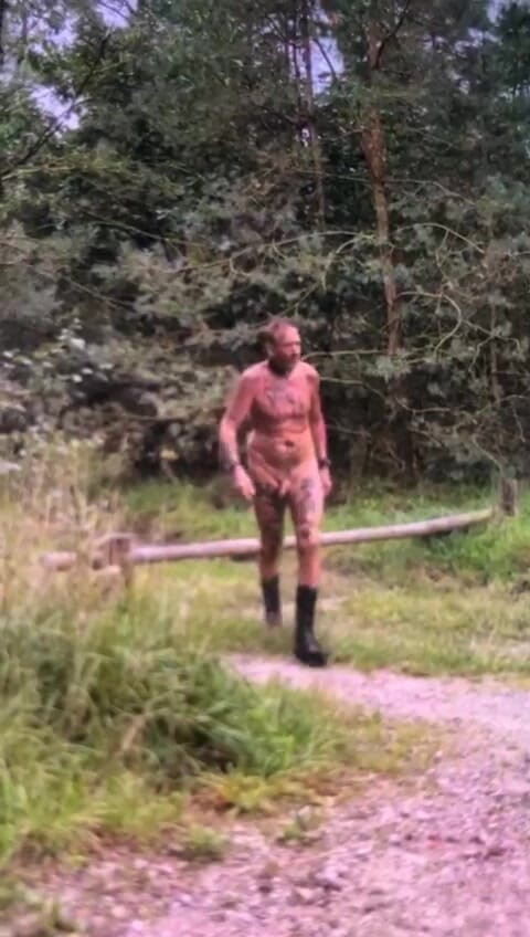 Benb Studio: Прив'язаний до дерева в якості покарання