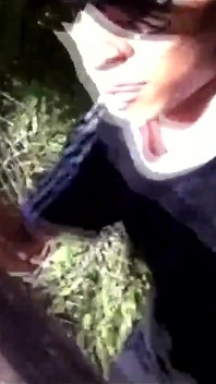 Jon Arteen meando afuera Twink coqueteando en un parque de cruising gay Chico delgado sexy en adidas sportwear