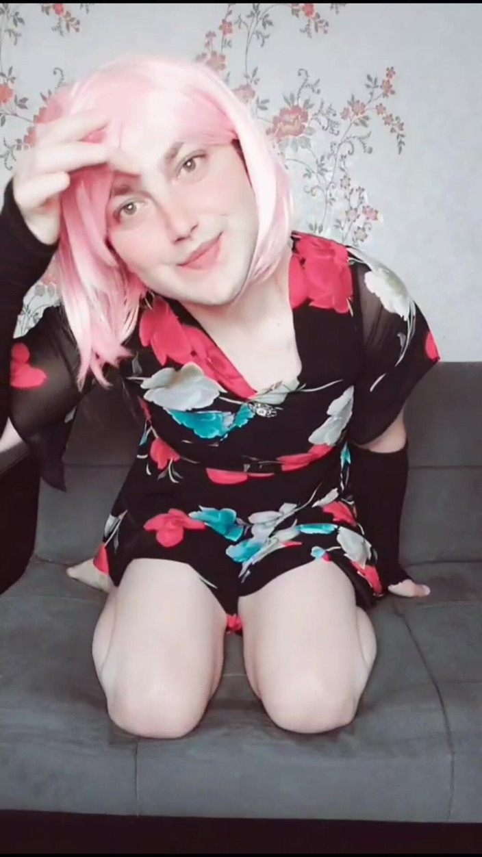 Kitty_Cross: Rosa florido e cabelo preto fofa jovem
