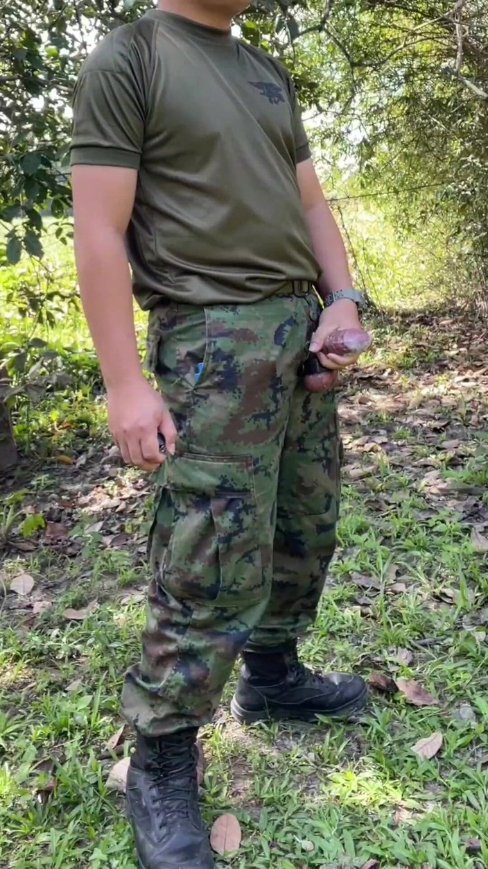 Hiroshi_cr: Solider se masturbează și ejaculează la serviciu
