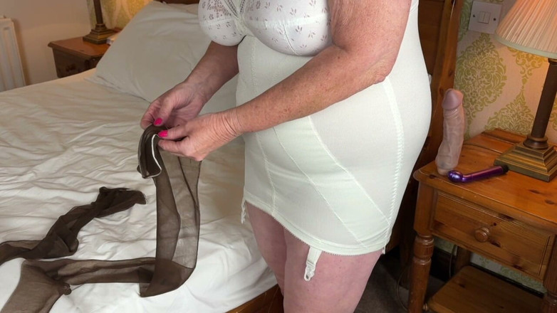 Aunty Sandra vintage girdle queen: Vgq48 Aunty Sandra Wearing Her Classic Vintage Corsalette