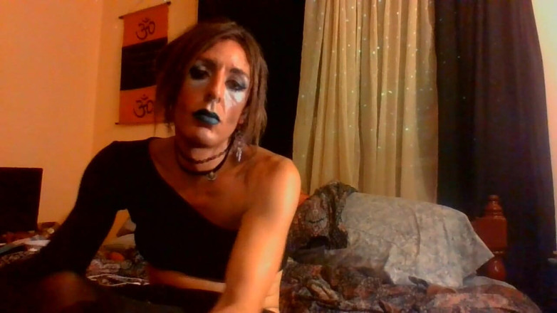 Zoe Marlow: Sexy tranny kouří 120s a předvádí se