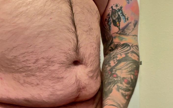 TattedRockerBear: सेक्सी टैटू वाली बालों वाली गोल-मटोल भालू लंड की अंगूठी के साथ वीर्य निकाल रही है