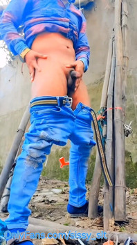 Femboy twink açık havada sidik ve eğlenceli Compilation.mp4