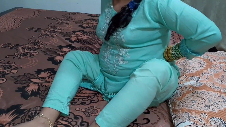 QueenbeautyQB: Hintli üvey anne sırtına masaj yaptırmanın tadını çıkarıyor