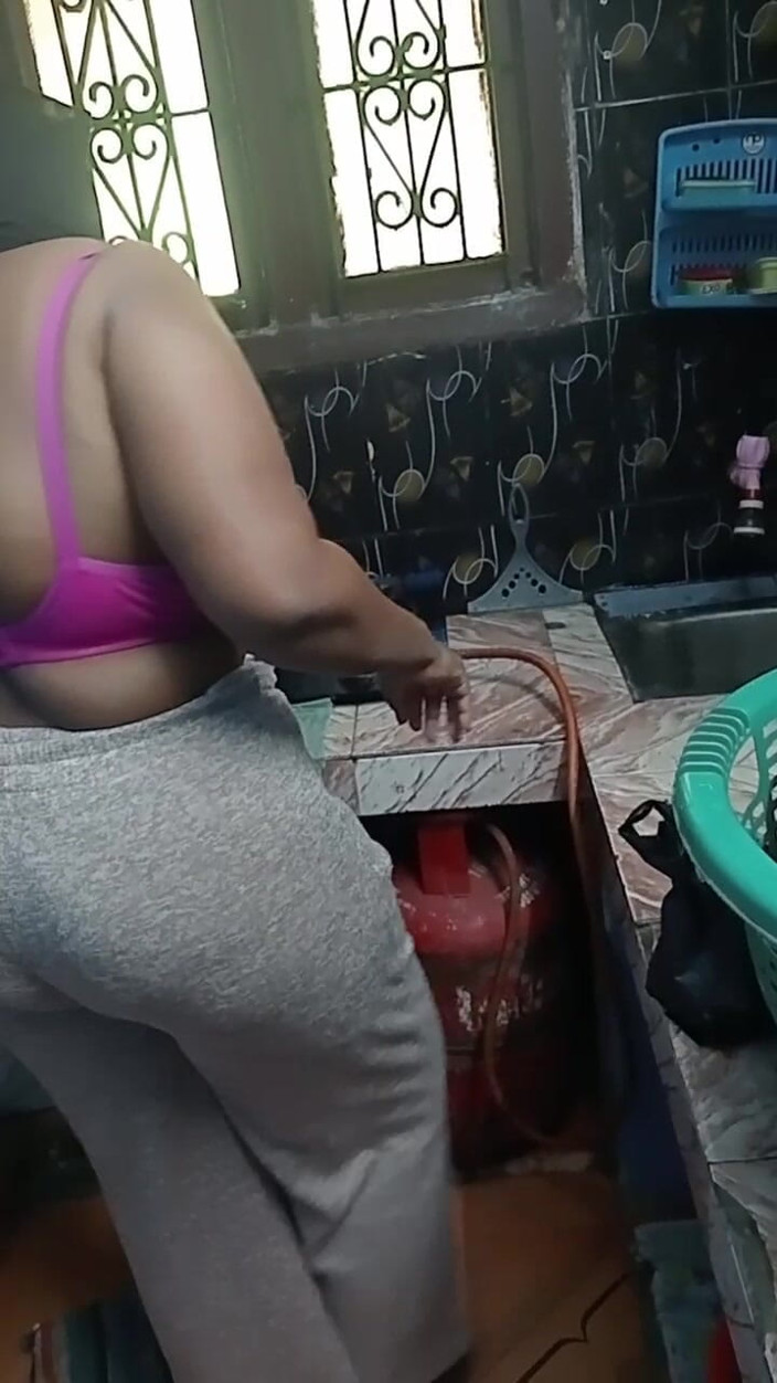 Tamil lesbian: เตรียมตัวทําอาหารกับแก้ผ้า
