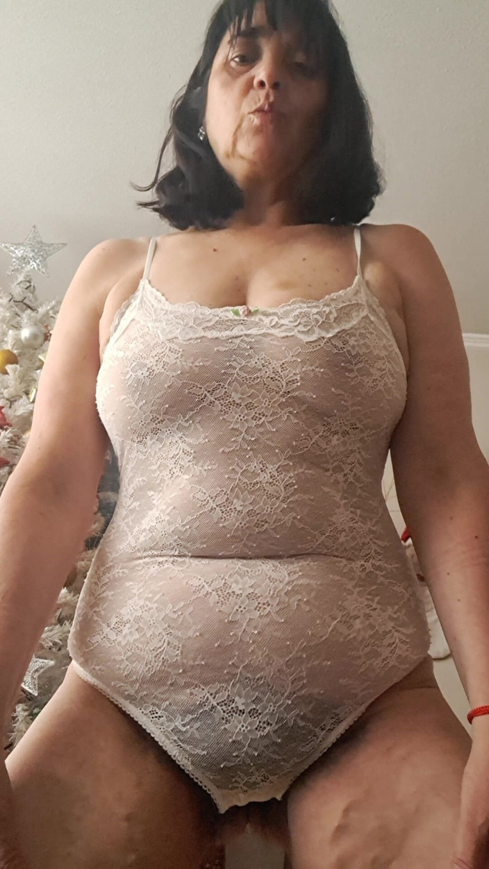 Mommy big hairy pussy: Mãe de macacão rendado enfiada na vagina