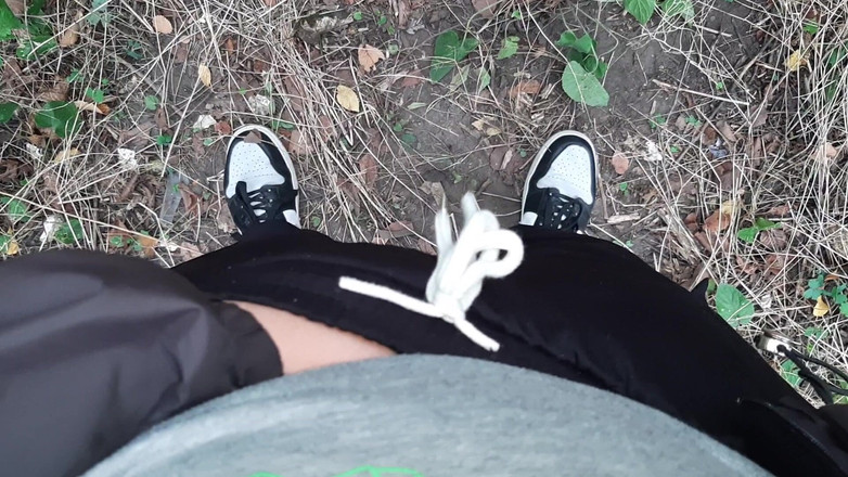 Lesbian-candys: Arriscada masturbação lésbica na floresta
