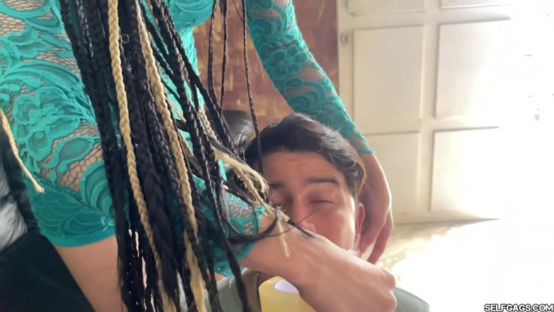 Selfgags femdom bondage: Muncitorul s-a transformat în sclavul picioarelor