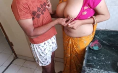 Kaamwali शरारती शादीशुदा सौतेली बेटी की किचन में चुदाई जबकि वह बर्तन धो रही थी