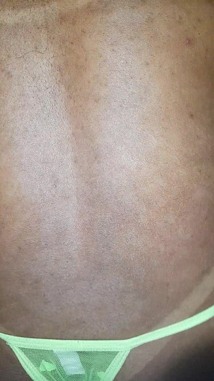 Jr and denies: Sexy brunetka na všech čtyřech na gauči