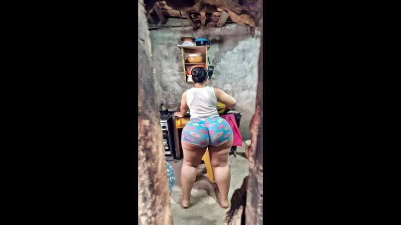 Xprohibidox1: ドーナツショーツで彫られた大きなお尻の隣人