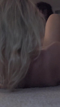 Ea se masturbează uitându-se la un videoclip în direct personalizat cu sex