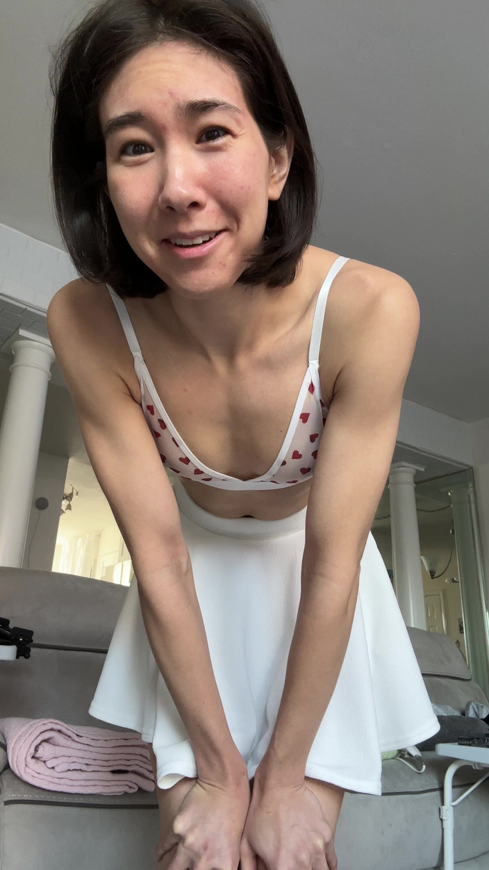 Ms_Emmy_Lynn: 白胸罩迷你裙红色内裤慢动作挑逗