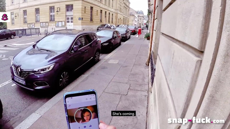 Snap Fuck: 生意気な女の子フローラミラノは彼女の不潔な性交日を楽しんでいます!スナップファック