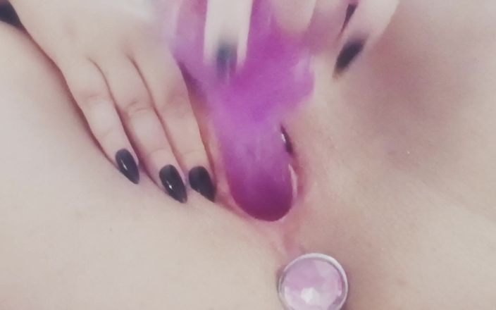 WildFlawiii: Joi mě šuká a stříkej se mnou! Nadržená děvka manželka miluje šukání...