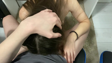 MaybeNatty: Chupando la polla de mi hermanastro debajo de la mesa...