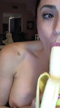 Cleo fa un pompino a una banana