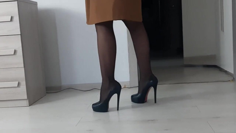 Hot Wife Nikole: Una mora snella in collant senza cuciture in tacchi alti...