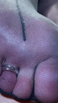 Dewi dengan kaki panjang dan pantat besar dalam pantyhose hitam di atas meja bermain dengan deringan jari kaki di atas muka anda