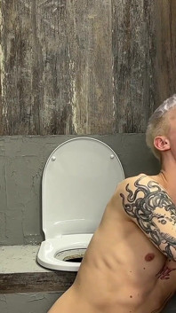 Jovem rabuda tatuada se entregou a estranhos no banheiro