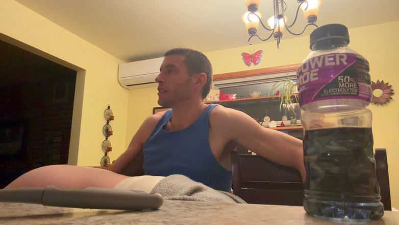 Alpha stud 4 u: Piega la ragazza emo sopra la cucina. Sgabello in brillante...