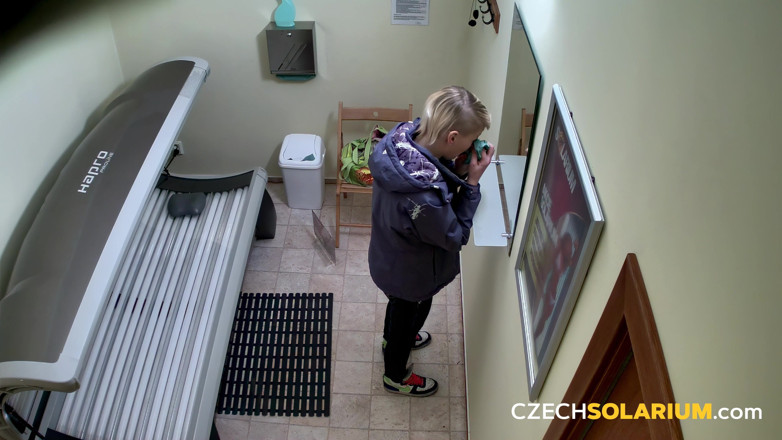 Czech Solarium: Tcheco Solarium 54: Jovem loira tira a roupa e mostra sua...