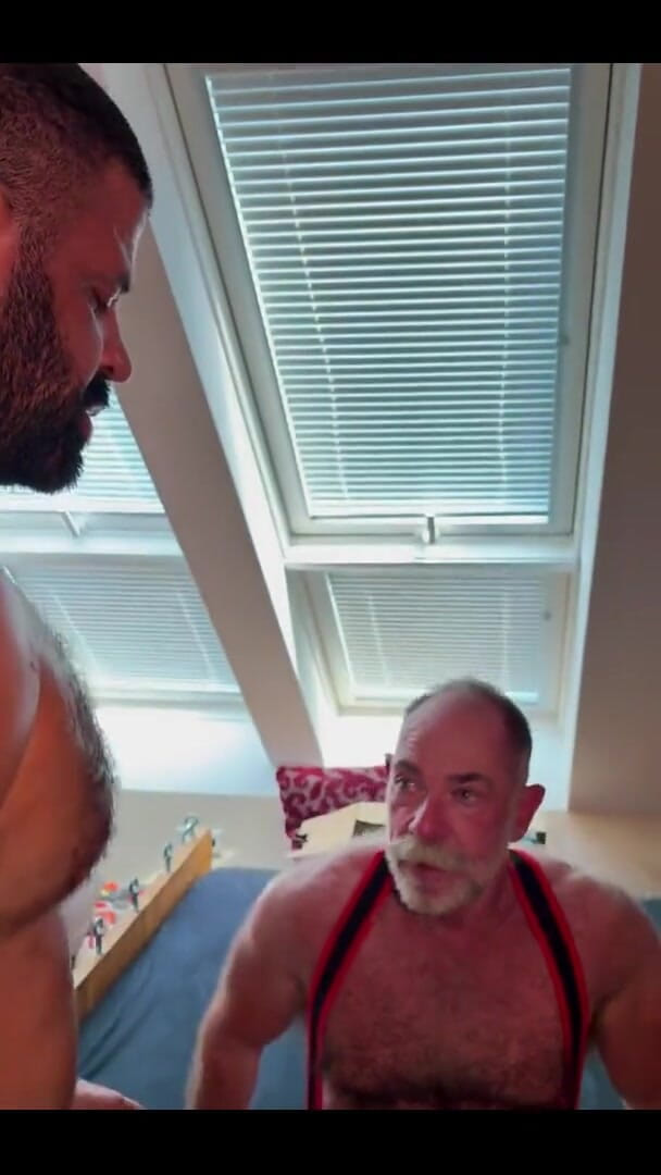 Massive daddy xxx: Il patrigno più anziano viene scopato dal enorme patrigno