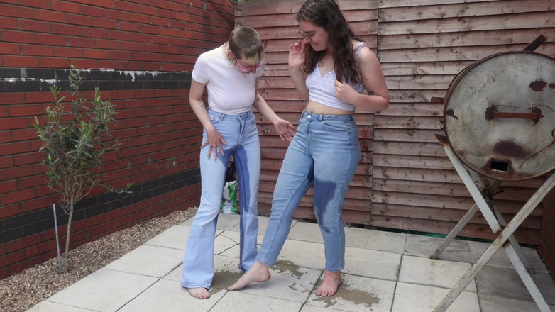 rosarosebud: レズビアンキス&amp;ジーンズ濡れ W ローザ&amp;キャリー