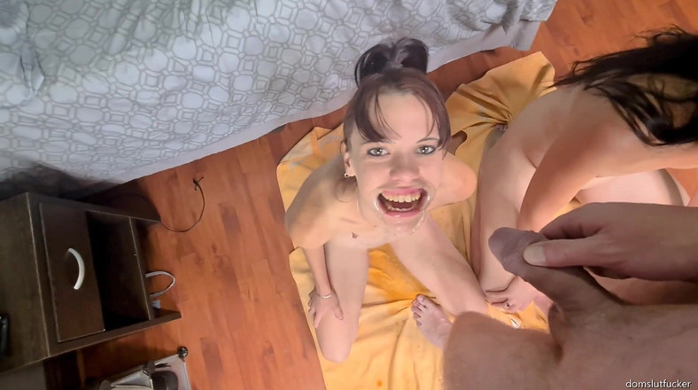 domslutfucker: Twee sletten houden van mijn pis terwijl ze lip -retractors hebben