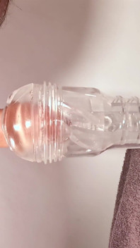 Eine fleshlight ice lady wird vom großen schwanz dieses haarigen bären gefickt