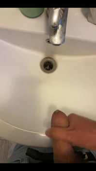 Stayed in a Houseshare for a Night and I Unloaded in the Sink