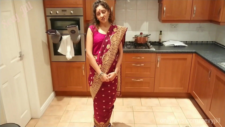 POV_Indian: Дезі індійська бхабхі в сарі робить збудженому самотньому Девару мінет - хінді боллівудська бхабхі девар, порно історія сексуальна Джилл
