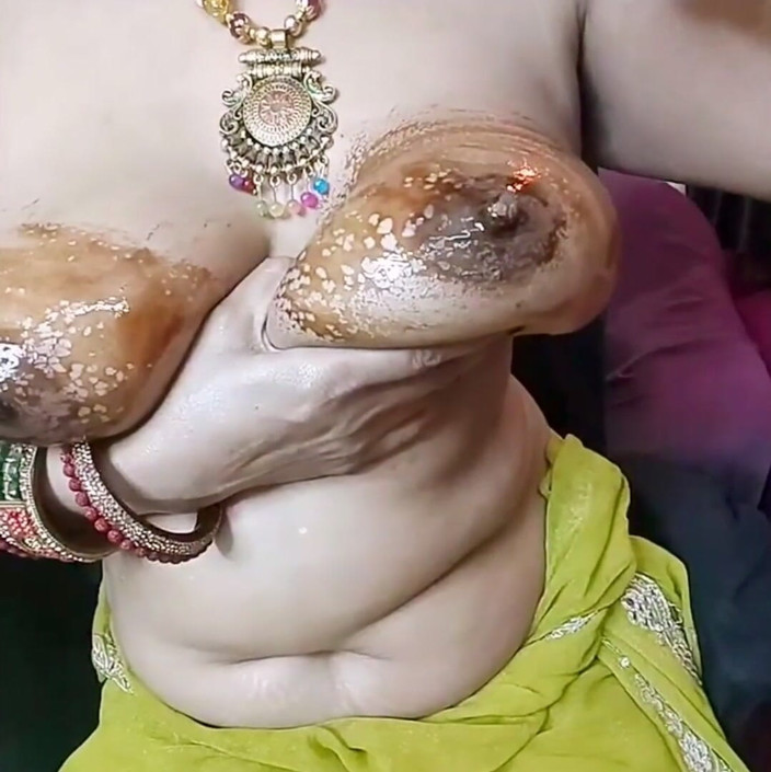 Sakina_Banu: I hemlighet tittade på den vackra indiska styvmor som masserade...