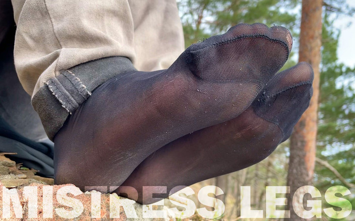Mistress Legs: Fötter retas i skogen i trasiga och svettiga svarta nylonstrumpbyxor