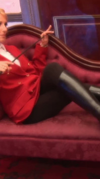 Zierliche Blondine Wird Bei Einem Palast-gangbang Von Drei Kerlen Doppelt Penetriert