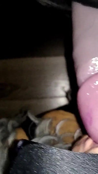 Wspólna żona dziwka ciesząc się w Gloryhole Cabin z przyjaciółmi