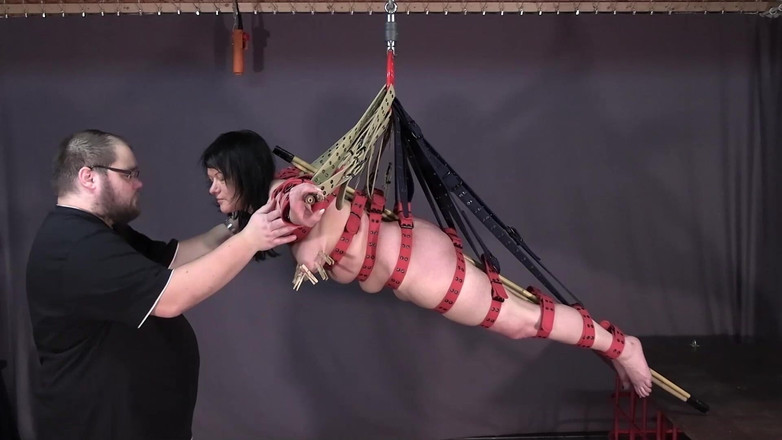 Yvette xtreme: Bältesbondage – den flygande korsfästningen