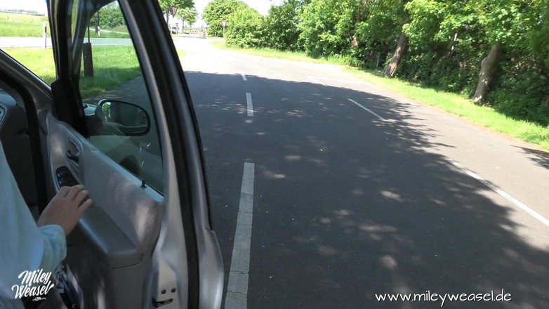 Miley Weasel: 金发女郎在户外被肛交！