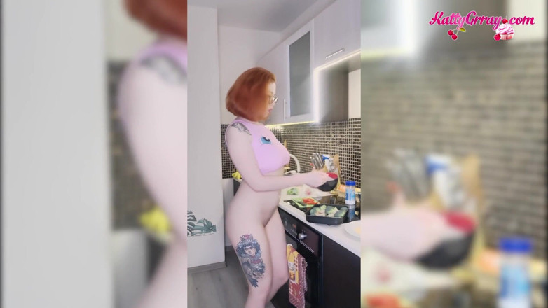 Katty Grray: Beautiful teen cooks naked after waking up