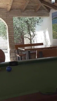 Dos lesbianas calientes se follan con un palo de la piscina