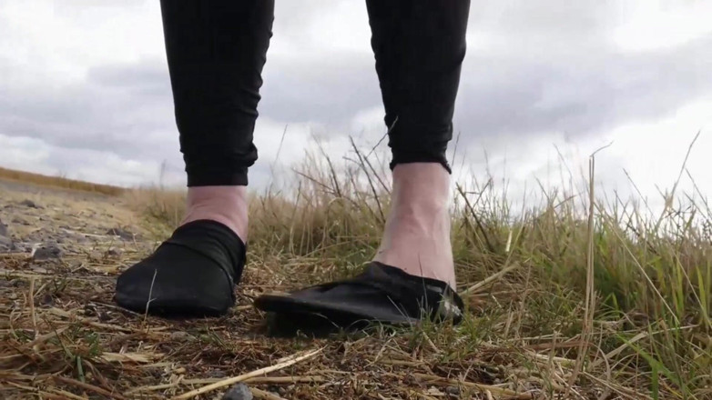 Footfetish: Kultiger Spaß Mit Den Pfützen an Der Landstraße