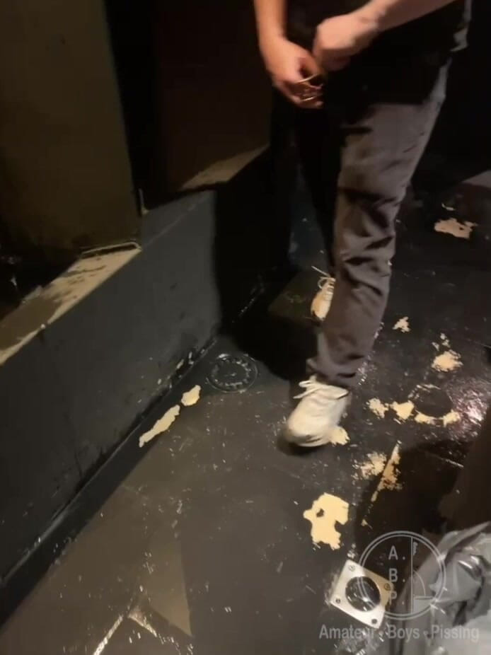 AmateurBoysPissing: Băiatul intră în toaletele cluburilor și prinde un tip gata să se