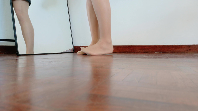 Kinky Lyrical: Ținuta zilei - Little Dress negru, nailon și tocuri