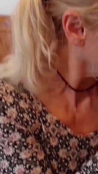 Amateur-vrouw geniet van pijpbeurt slikken na het lopen