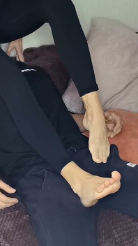 Aku duduk di wajahnya dengan legging.