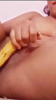 Siya Bhabhi Ne Banana Se Chut Fad Li (Hindi)