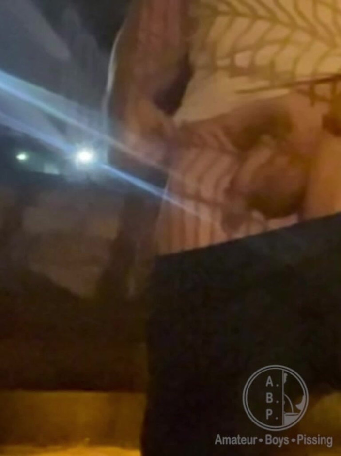 AmateurBoysPissing: Chico Heterosexual Amateur Atrapado Meando En La Calle