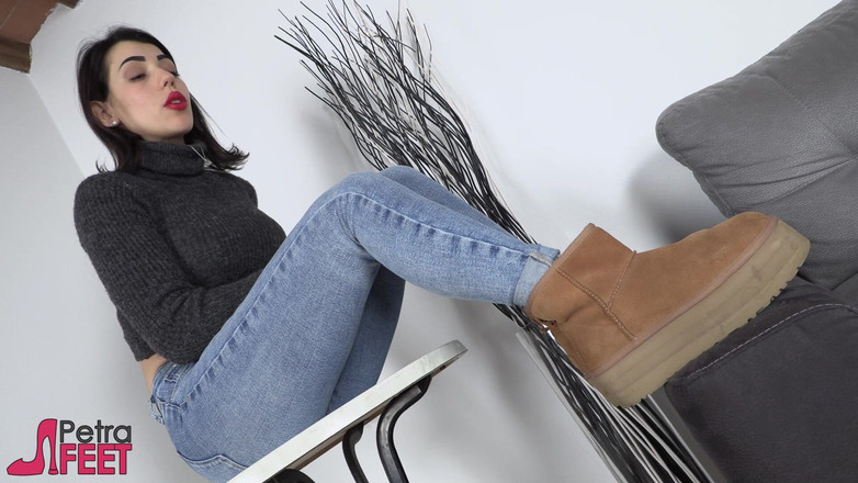 Foot Fetish HD: Cô bé tóc đen xuất sắc Petra quyến rũ với đôi chân...