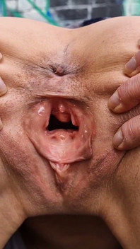屋外で裸で、口を開けておしっこをしている